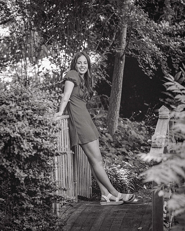 Senior24HannahE_3650BW